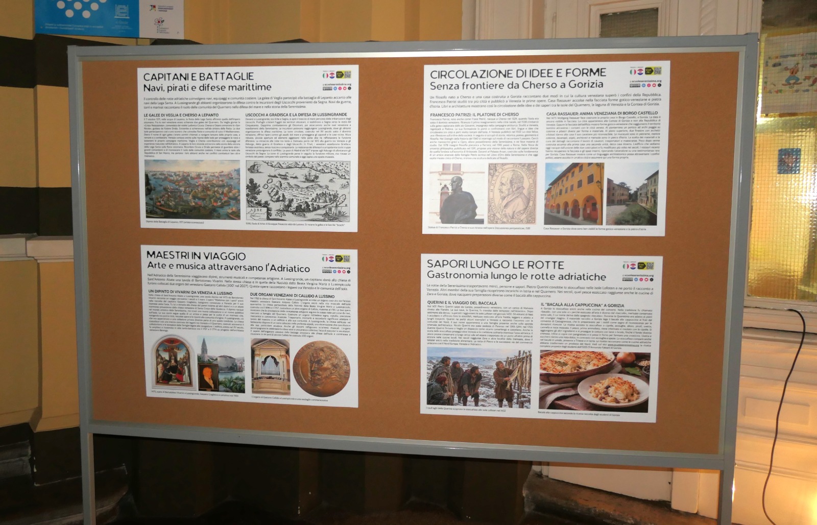 Bacheca informativa con quattro sezioni su temi storici e culturali riguardanti il Mare Adriatico, inclusi capitani, arte, gastronomia e viaggi.