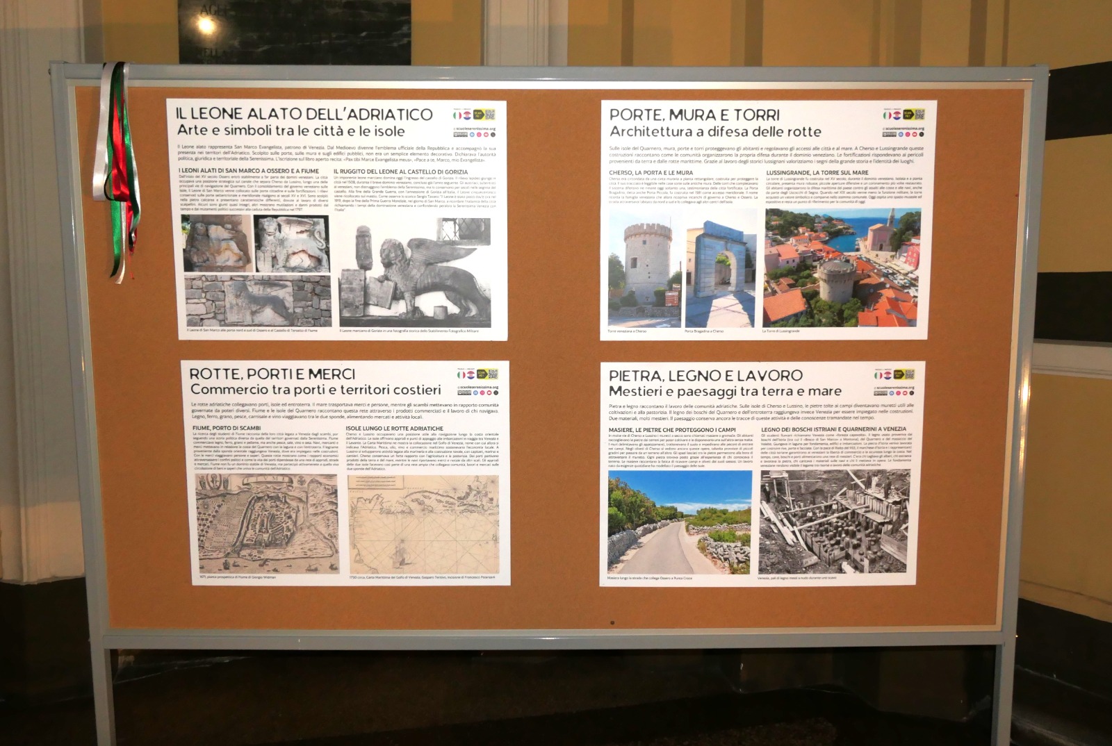 Bacheca informativa riguardante arte e architettura delle città e isole adriatiche, con quattro sezioni: Il Leone Alato dell'Adriatico, Rotte, Porti e Merci, Porte, Mura e Torri, e Pietra, Legno e Lavoro.